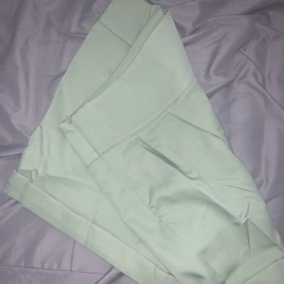 Cuffed hem plicated green shorts - Picture 4 of 7